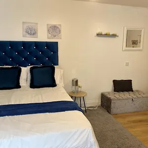 adorable-1-bedroom-place-with-patio.brighton-hotels-england.com/